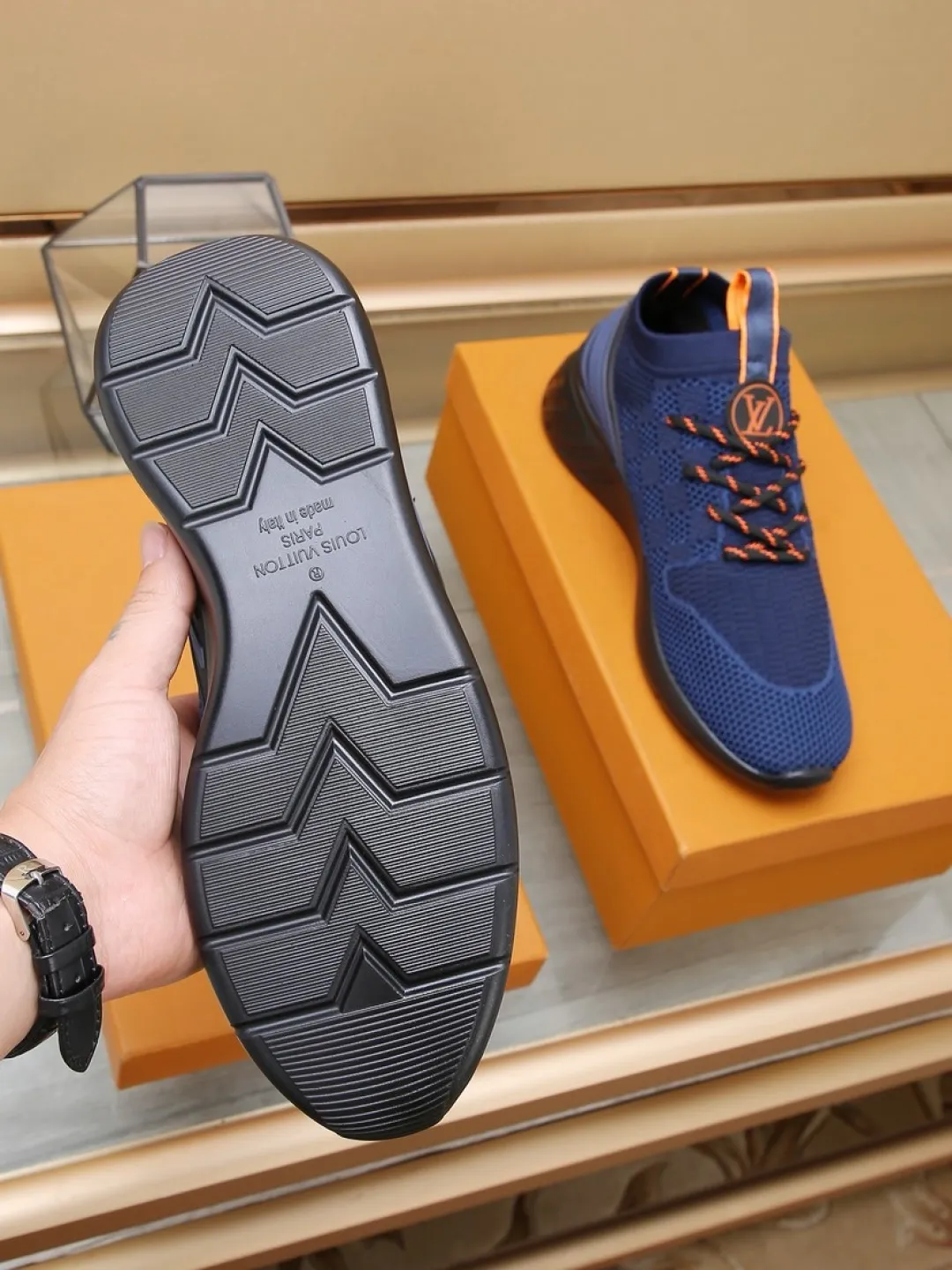 Men's shoes 💰P420💰"LOUI* VUITTO*" latest popular men's casual shoes ✔️This model is made of the original breathable fly woven fabric. The real thing is super shiny⚡️ Fashionable and versatile. The toe last shape is firm and full. The soles are LV original molds and can be put in and out at will. It is light and comfortable for the foot~Purely handmade, details determine the quality! Size:38-44